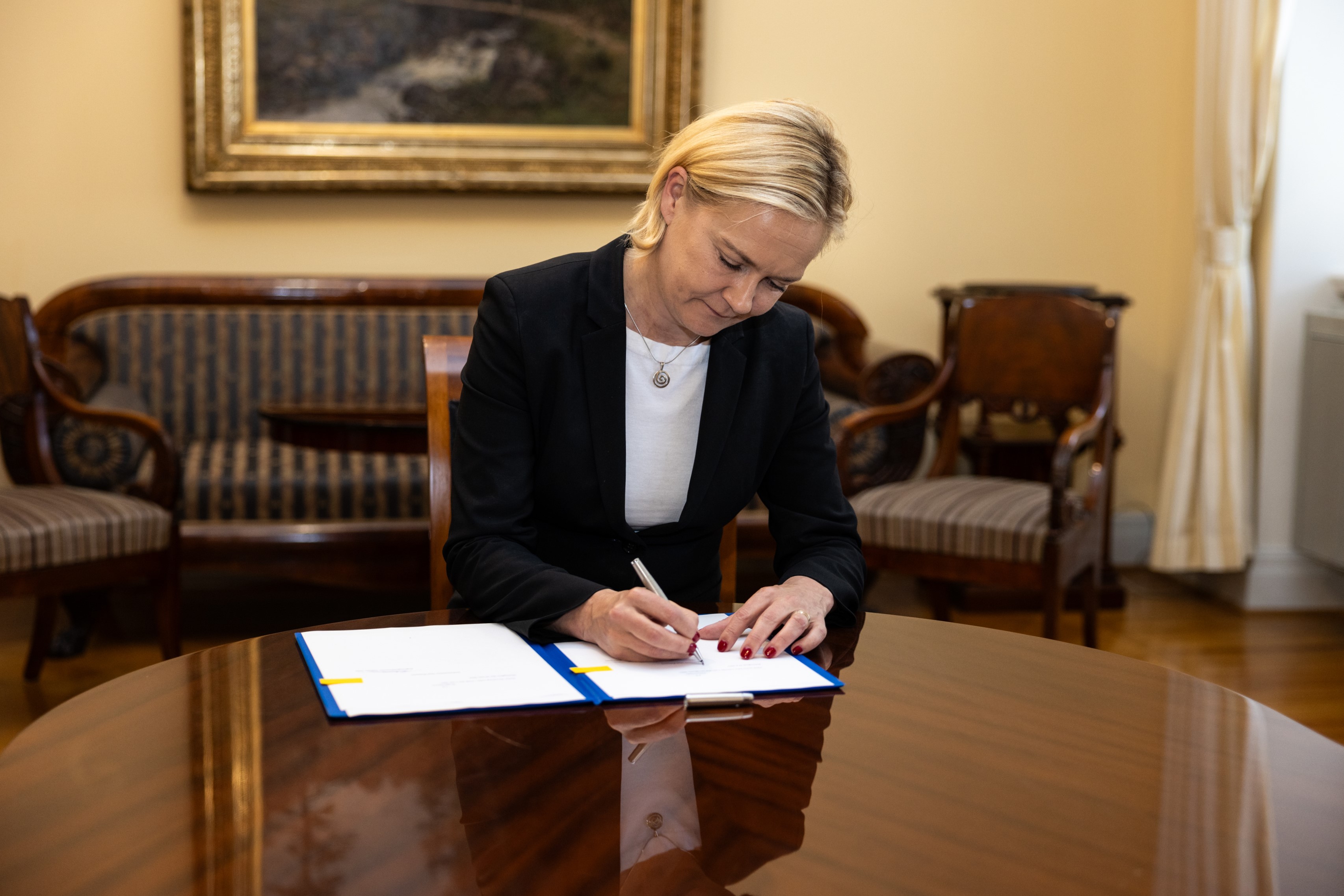 Sisäministeri Mari Rantanen sinetöi esityksen raja-arvoasetuksesta.